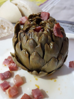 Una foto de Alcachofas con jamón o "carxofetes ofegaetes"
