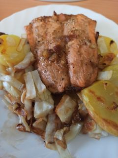 Una foto de Salmón marinado estilo asiático con col y patata