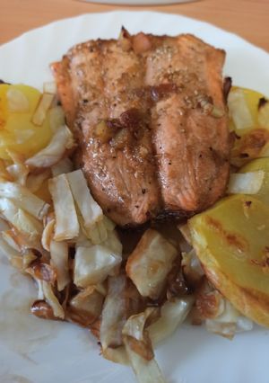 Una foto de Salmón marinado estilo asiático con col y patata