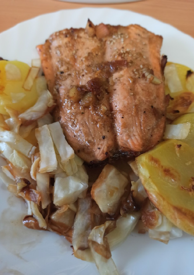 Una foto de Salmón marinado estilo asiático con col y patata