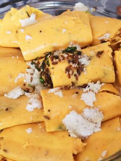 खांडवी (khandvi recipe in marathi) रेसिपी चे मुख्य फोटो