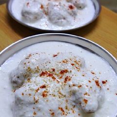 A picture of Dahi vada.