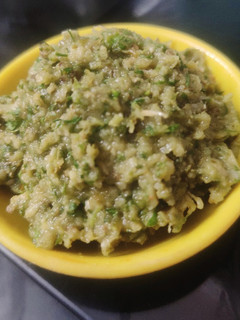हिरव्या चिंचेची चटणी (Hirvya Chinchechi Chutney Recipe In Marathi) रेसिपी चे मुख्य फोटो