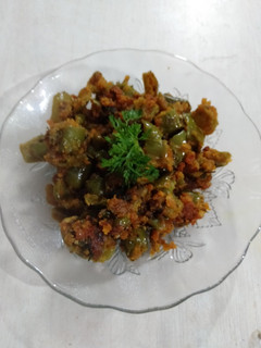 पीठ पेरून सिमला मिरची भाजी (pith perun shimla mirchi bhaji recipe in marathi) रेसिपी चे मुख्य फोटो