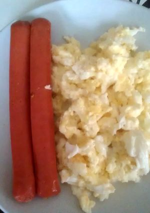 A picture of scrambled egg & sausages.