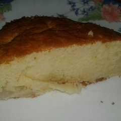 A picture of Torta húmeda rellena de manzanas.