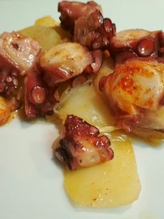 Una foto de Pulpo con patata panadera encebollada