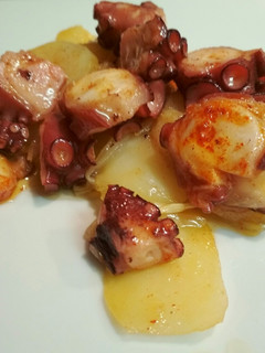 Una foto de Pulpo con patata panadera encebollada