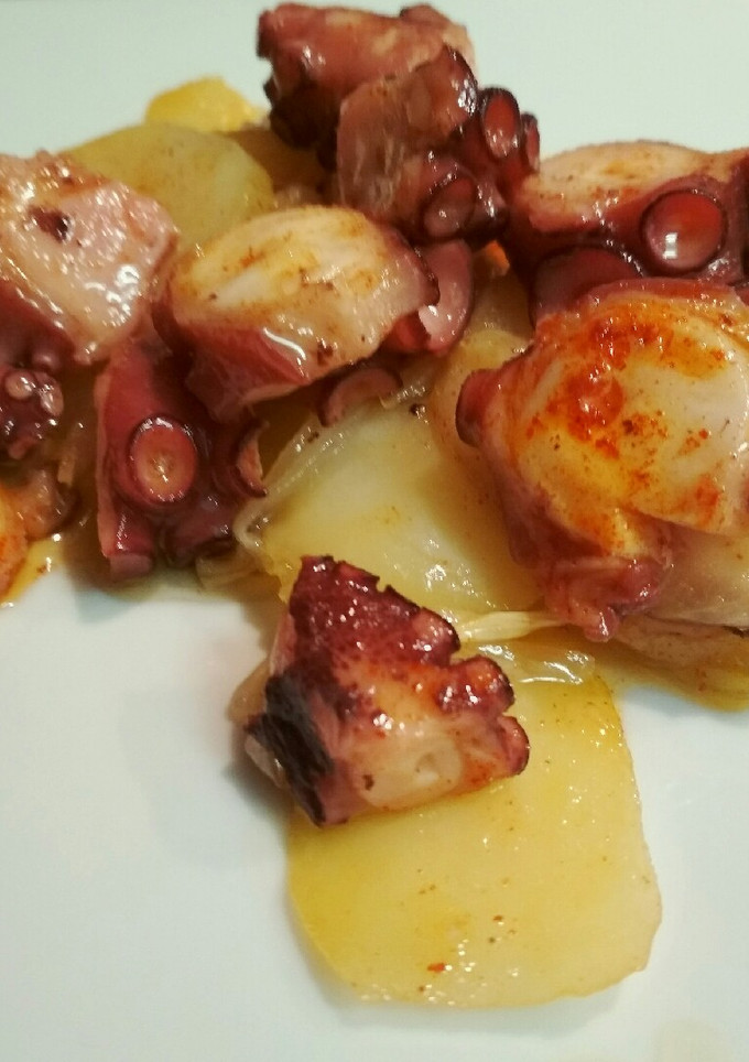 Una foto de Pulpo con patata panadera encebollada