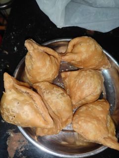 होम मेड समोसे (homemade samose recipe in Hindi) रेसिपी मुख्य फोटो