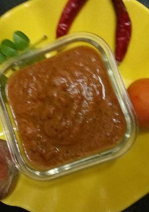 टोमेटो प्याज़ चटनी (Tomato onion chutney recipe in hindi) रेसिपी मुख्य फोटो
