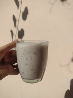 Una foto de Licuado de banana y arándanos