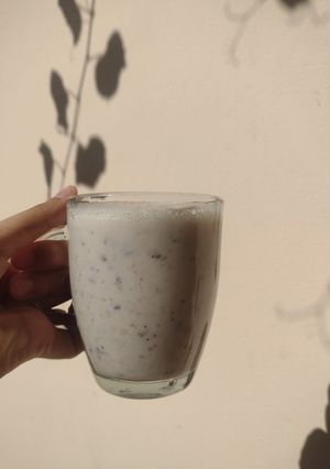 Una foto de Licuado de banana y arándanos