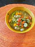 Sopa de habas y arvejas tiernas.