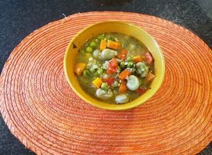 Una foto de Sopa de habas y arvejas tiernas.