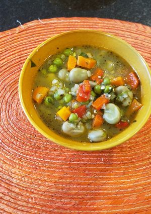 Una foto de Sopa de habas y arvejas tiernas.