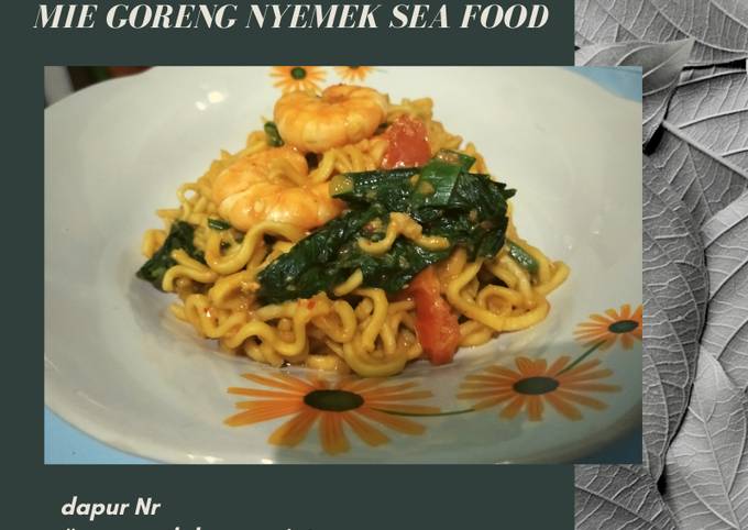 Mie goreng nyemek sea food