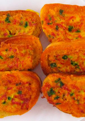 Фото Быстрые горячие бутерброды на сковороде с колбасой, сыром и яйцами.