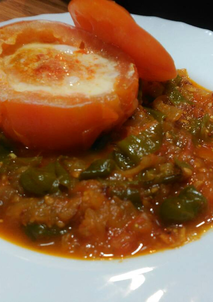 Una foto de Tomate relleno con Huevo o Egg Omelette