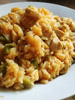 Una foto de Arroz con pollo al curry