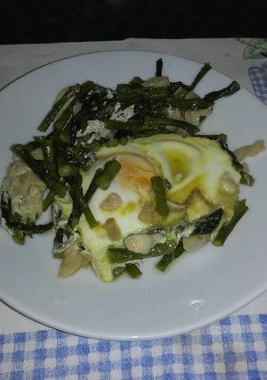 Una foto de Espárragos con huevo