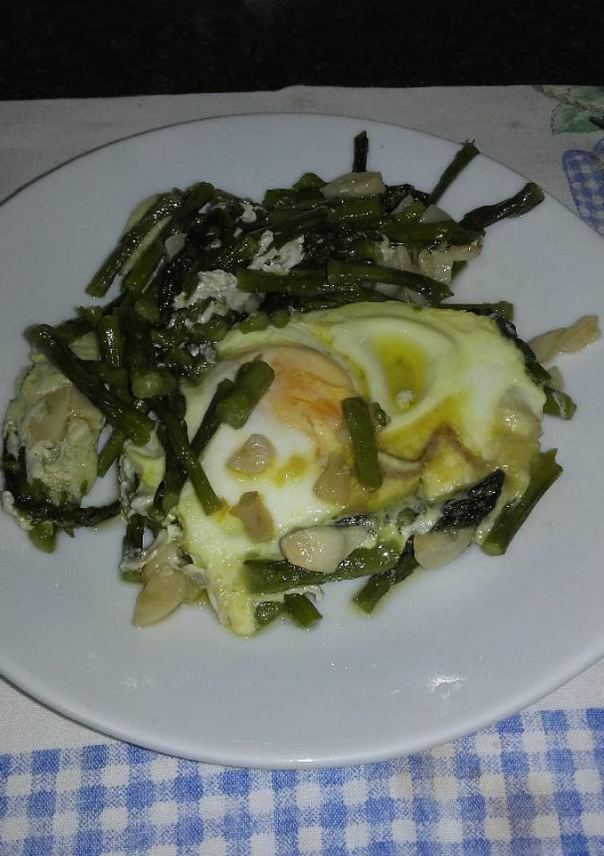 Una foto de Espárragos con huevo