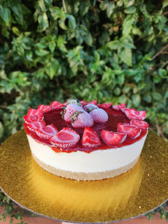 Una foto de Cheesecake frío de salsa de frutillas