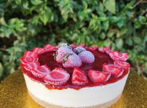 Una foto de Cheesecake frío de salsa de frutillas