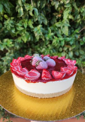 Una foto de Cheesecake frío de salsa de frutillas