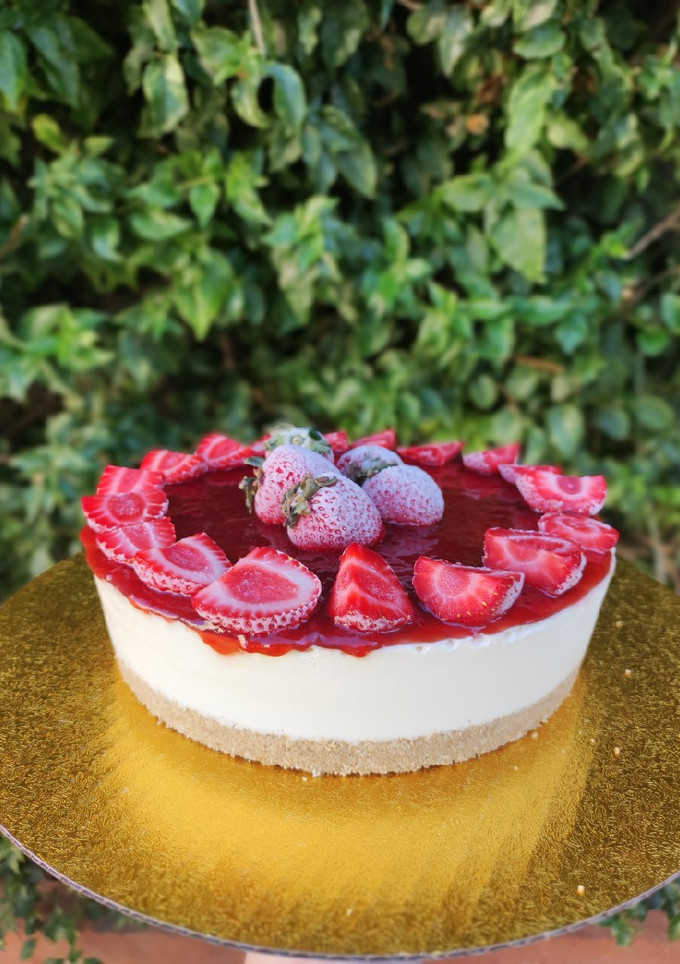 Una foto de Cheesecake frío de salsa de frutillas