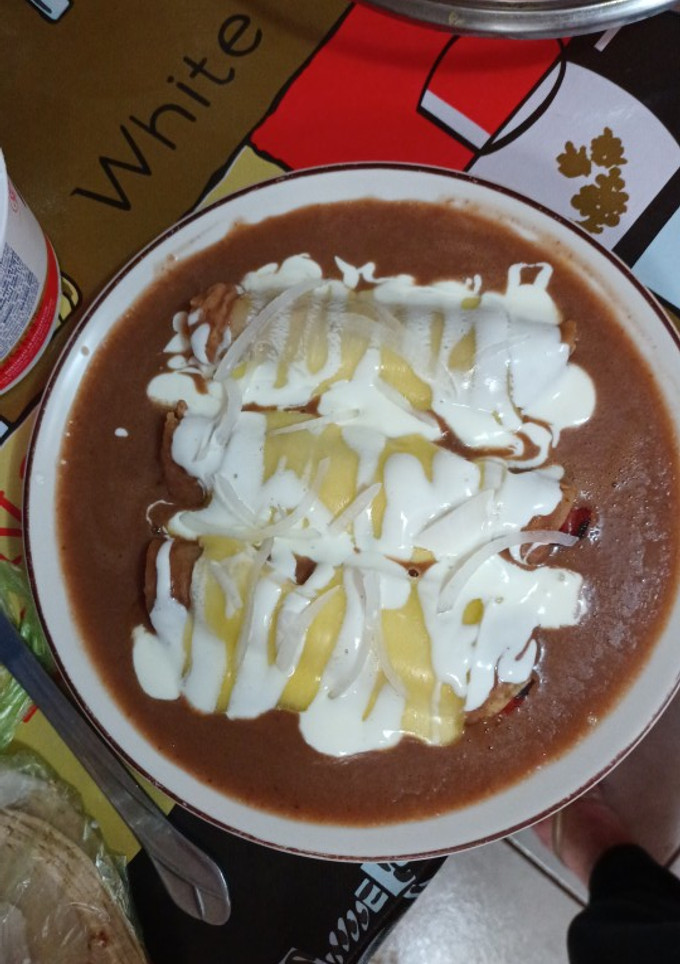 Una foto de Enfrijoladas chistorras (el pico de gallo es opcional)