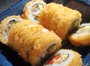 Una foto de Roll fritos de merkén, envuelto en queso mozzarella