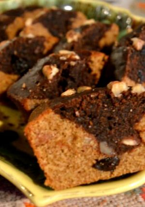 Una foto de Budín húmedo de banana marmolado (integral) 🍌🍫