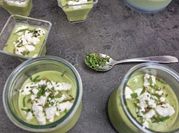 Une photo de gaspacho courgette
