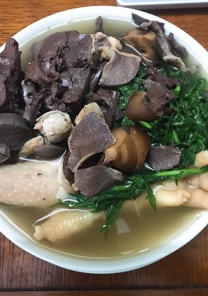 Hình của món Gà ta hầm ngải cứu.