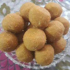A picture of Besan ke laddoo.