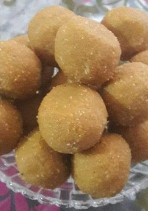 A picture of Besan ke laddoo.