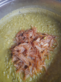 Una foto de Cebolla caramelizada con arverjitas