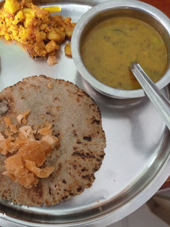 બાજરાનો રોટલો (Bajra Rotlo Recipe In Gujarati) રેસીપી મુખ્ય ફોટો