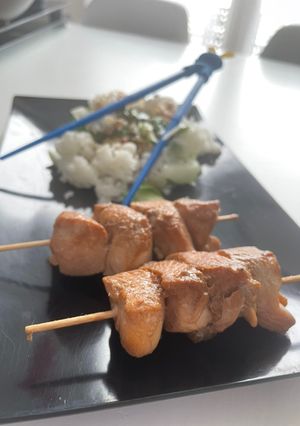 Une photo de Brochettes de poulet teriyaki et riz sauté au chou pak choy