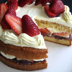 A picture of Strawberry & Azuki Cake.