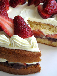 A picture of Strawberry & Azuki Cake.
