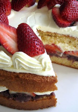 A picture of Strawberry & Azuki Cake.
