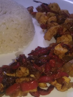 Una foto de Timbal de arroz con pollo y verduras 🍚 🐔 🥕🌶️🌰