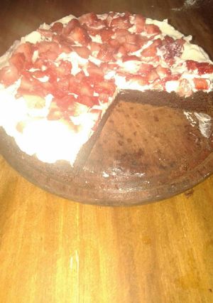 Una foto de Torta de chocolate casera con frutillas y crema fácil