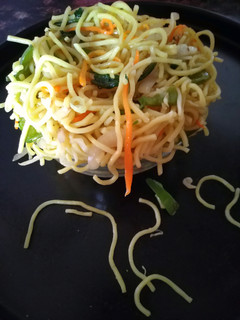 वेज चाउमीन (Veg chowmein recipe in hindi) रेसिपी मुख्य फोटो