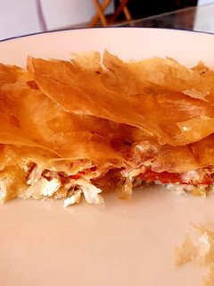 Una foto de Empanada de bonito y cebolla caramelizada con masa filo