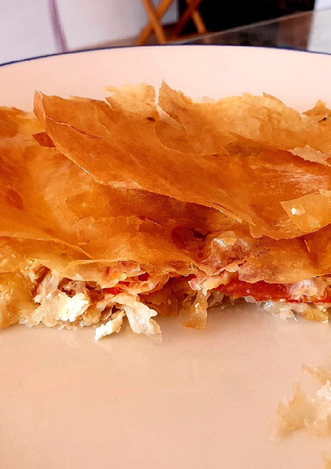 Una foto de Empanada de bonito y cebolla caramelizada con masa filo