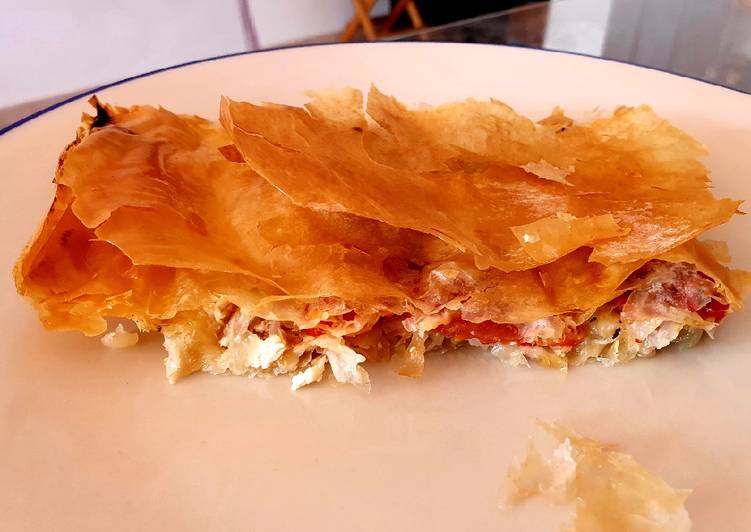 Empanada de bonito y cebolla caramelizada con masa filo