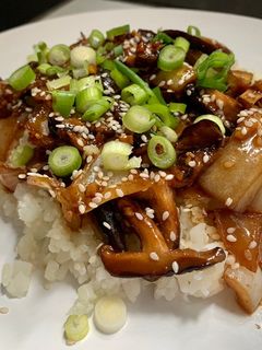 Una foto de Setas shiitake con salsa de soja y sésamo